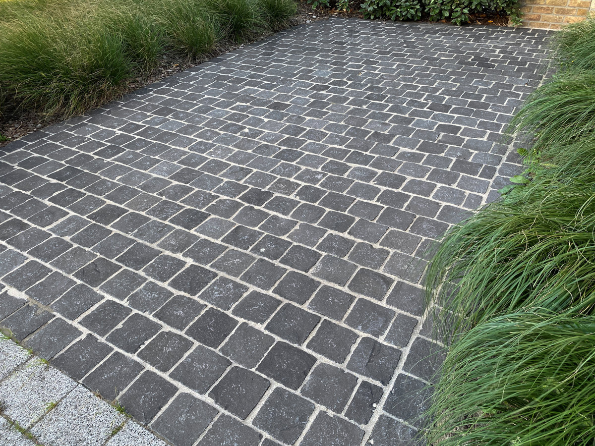 MILAN BASALT (VIETNAM) 14x14x4-6 CM F.P.